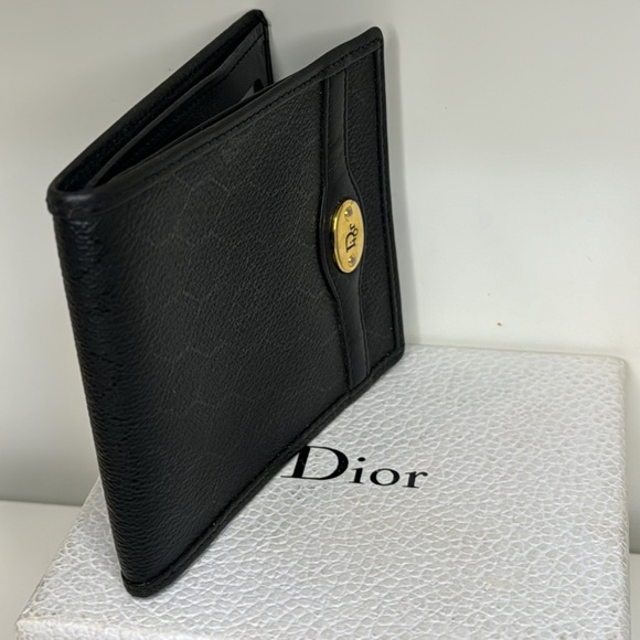 Dior man’s wallet extra slim A beautiful Leather wallet made by Dior luxury. - Picture 12 of 13